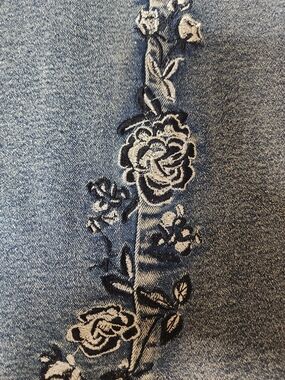 Embroidered Light Blue Women's Jeans with Floral Detail